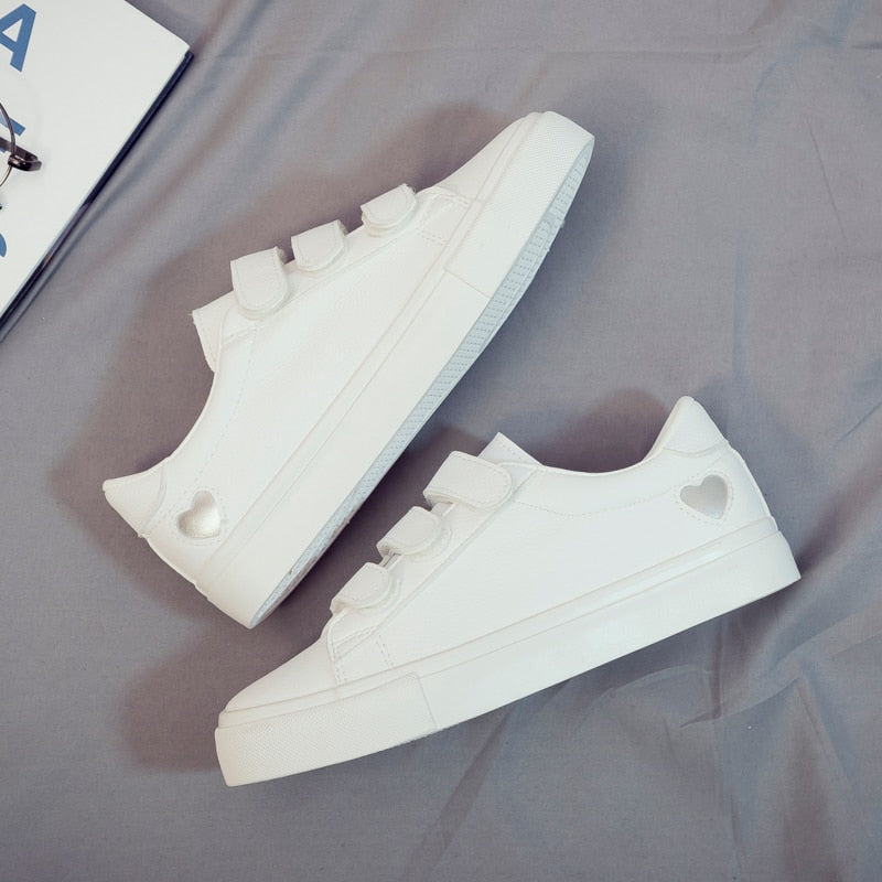 Women Sneakers 2022 New Women Shoes Trend Casual Flats Sneakers Female New Fashion Comfort Cute Heart Vulcanized Platform Shoes