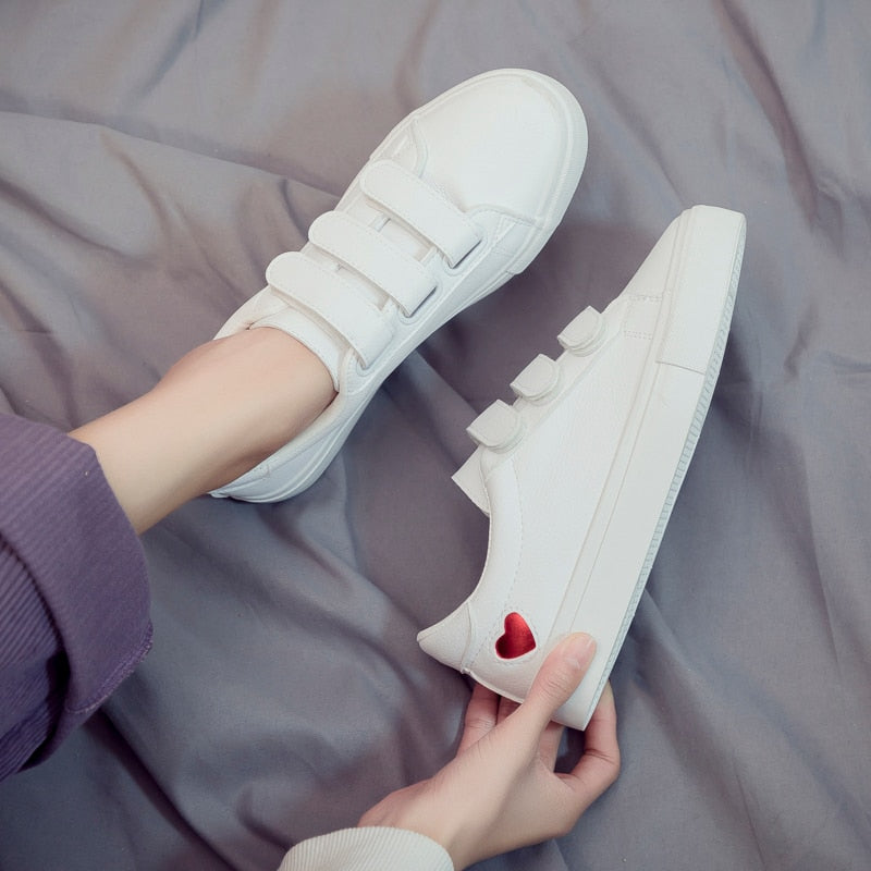 Women Sneakers 2022 New Women Shoes Trend Casual Flats Sneakers Female New Fashion Comfort Cute Heart Vulcanized Platform Shoes