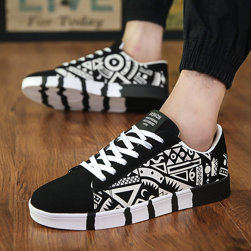 New Mens Casual Canvas Shoes Sneakers Lightweight Comfortable Graffiti Mens Shoes Zapatos De Hombre Kanye West Loafers