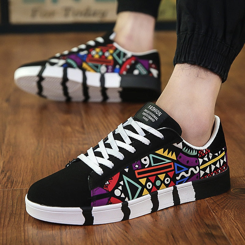 New Mens Casual Canvas Shoes Sneakers Lightweight Comfortable Graffiti Mens Shoes Zapatos De Hombre Kanye West Loafers