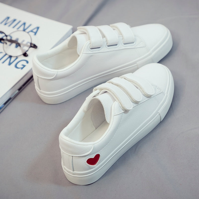 Women Sneakers 2022 New Women Shoes Trend Casual Flats Sneakers Female New Fashion Comfort Cute Heart Vulcanized Platform Shoes